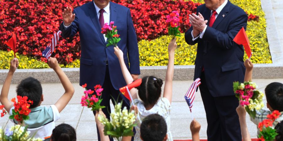 US-Präsident Donald Trump und Chinas Präsident Xi Jinping begrüßen Kinder während einer Begrüßungszeremonie an der Großen Halle des Volkes. Foto: Mark Schiefelbein/AP/dpa
