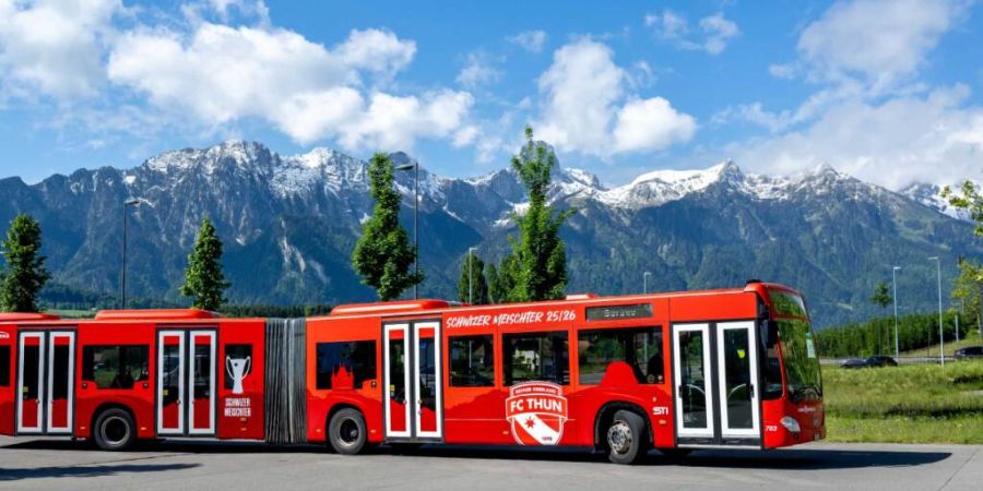 Der Meisterbus in den Farben des FC Thun kursiert auf dem STI-Liniennetz.