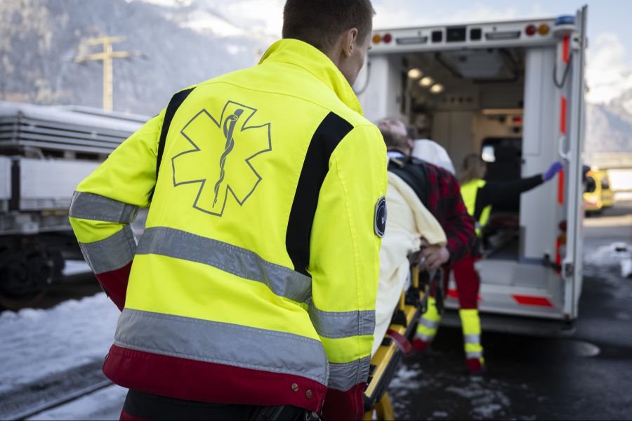 Zehn Rettungswagen, zwei Notarzteinsatzfahrzeuge sowie die Freiwillige Feuerwehr Niendorf waren im Einsatz. (Symbolbild)