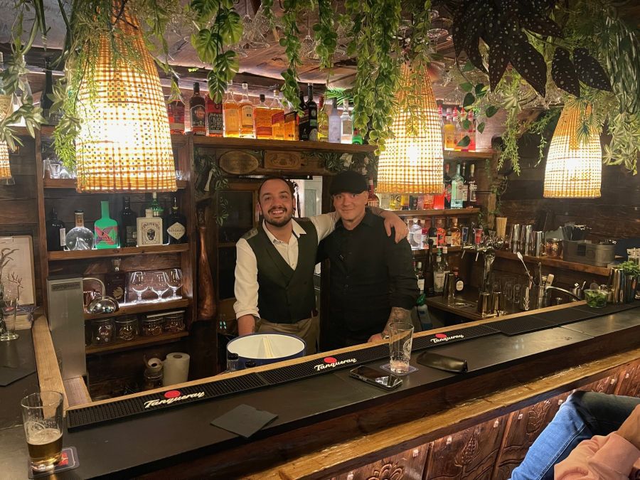 Das «UNICO by Alte Taverne» ist offen. Pächter Till Dossenbach (links) und Barkeeper Claudio Bilbie freuen sich auf die Gäste.