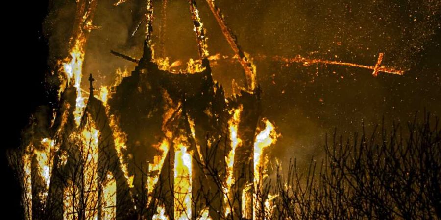 dpatopbilder - Brennende Vondelkirche in Amsterdam. Foto: Remko De Waal/ANP/dpa