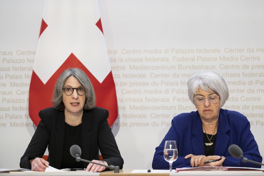 BAG-Direktorin Anne Levy neben Bundesrätin Elisabeth Baume-Schneider.