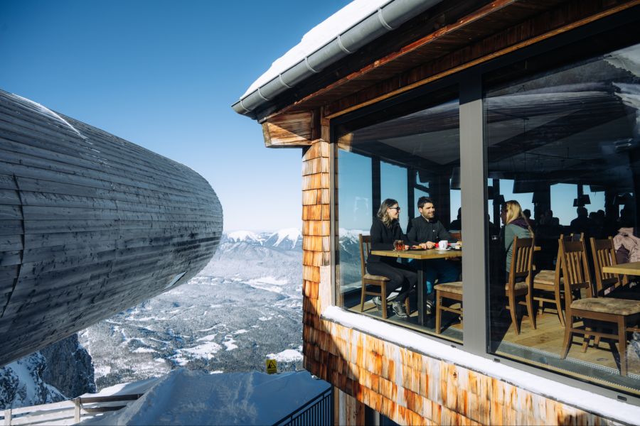 Gemütliches Beisammensein an einem sonnigen Wintertag in der Alpenwelt Karwendel.
