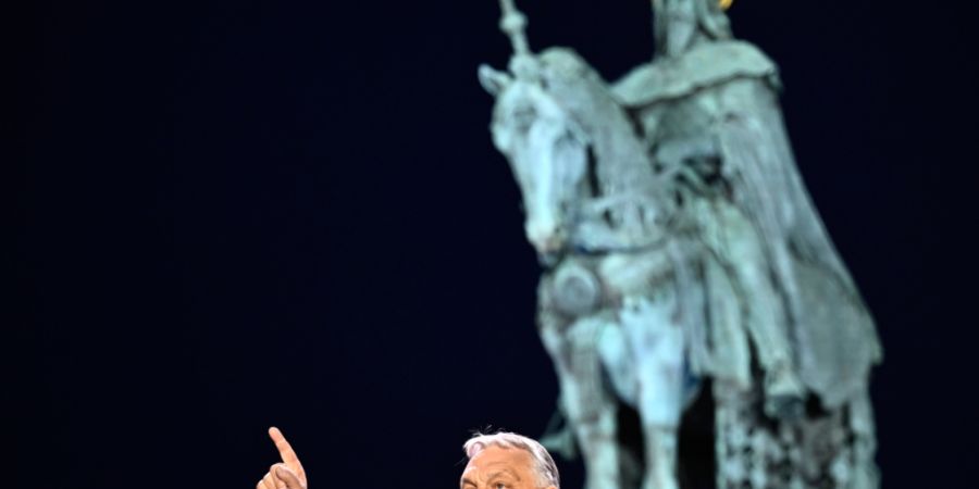 dpatopbilder - Ungarns Ministerpräsident Viktor Orban spricht zu Anhängern während der Wahlkampfabschlusskundgebung der regierenden Fidesz-Partei. Foto: Petr David Josek/AP/dpa