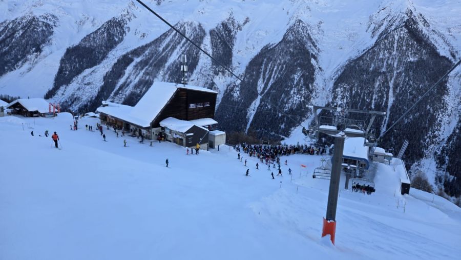 Skifahrer-Schlange am Sonntag, 15. Februar, auf der Lauchernalp beim Stafel-Sessellift. Das Skigebiet gehört zum Magic Pass. An diesem Tag hatte es viel Neuschnee, am Morgen mussten Lawinen gesprengt werden.