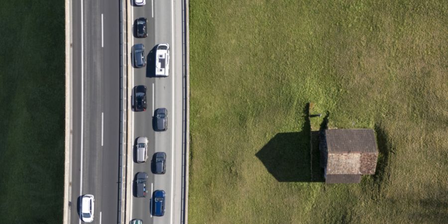 Jeweils zu Ostern staut sich der Verkehr vor dem Gotthard-Strassentunnel. Auch dieses Jahr brauchte die Reise in den Süden beziehungsweise Norden Geduld. (Archivbild)
