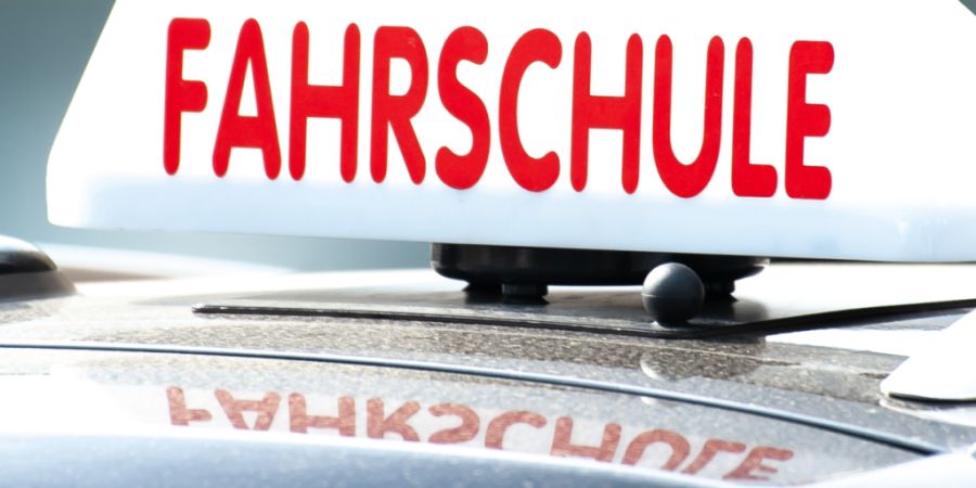 Ein Thurgauer Fahrlehrer half mit technischen Hilfsmitteln Fahrschülern durch die Theorieprüfung. (Symbolbild)
