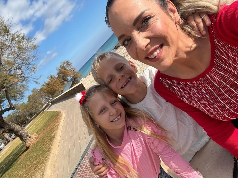 Seit 2015 lebt sie mit ihren fünf Kindern, hier ihre jüngsten Zwillinge, auf Mallorca.