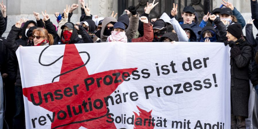 Rund 50 Personen zeigten am Mittwoch vor dem Bezirksgericht Zürich ihre Solidarität mit der beschuldigten LInksextremen Andrea Stauffacher.