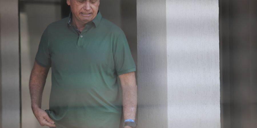 ARCHIV - Brasiliens ehemaliger Präsident Jair Bolsonaro steht am Eingang seines Hauses. Foto: Luis Nova/AP/dpa/Archivbild