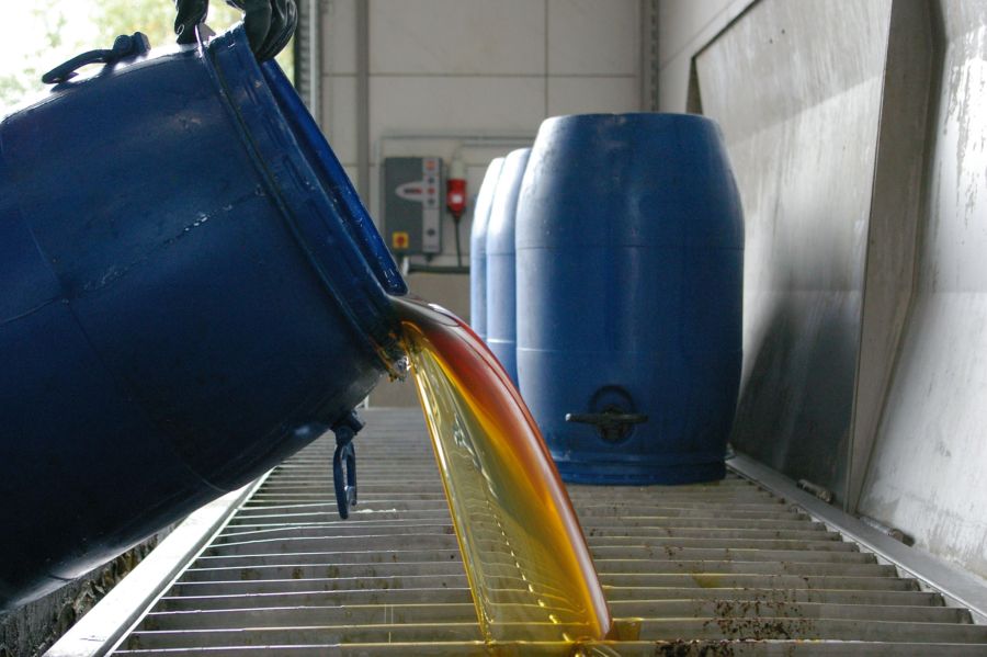 Recycling-Firmen verarbeiten das alte Speiseöl zu Biodiesel weiter.