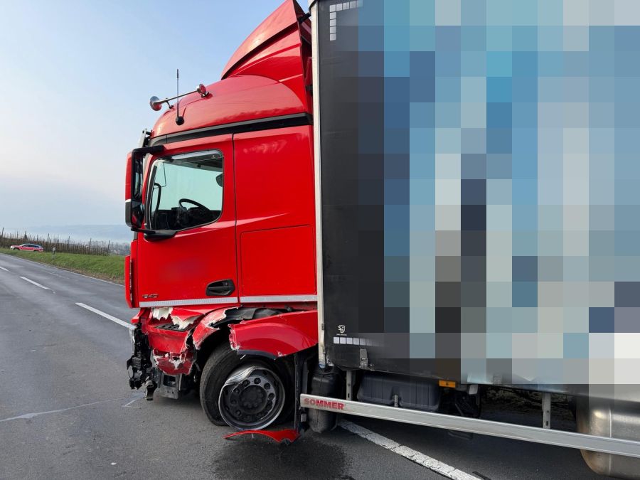 Der LKW, sein Anhänger und das Auto mussten geborgen werden.