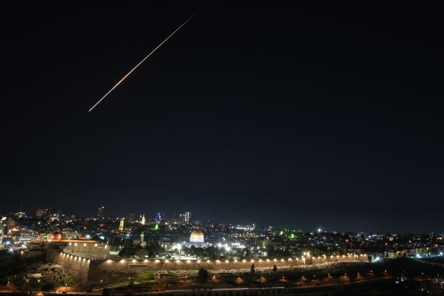 Eine Rakete über Jerusalem – wegen diesen Geschossen aus dem Iran muss man auch in Joradnien Schutzräume aufsuchen.