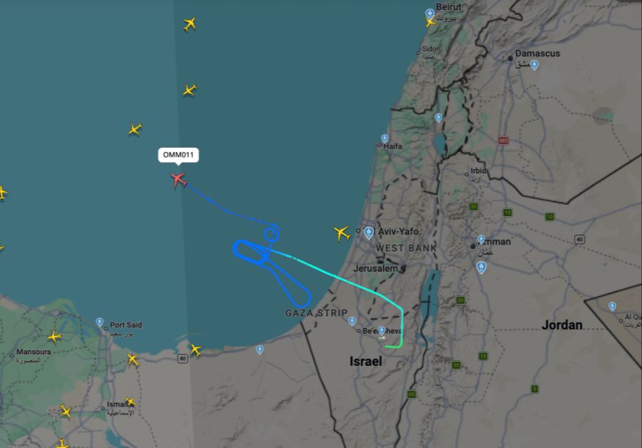 Seit rund vier Stunden kreist eine israelische Regierungsmaschine auf dem Meer.