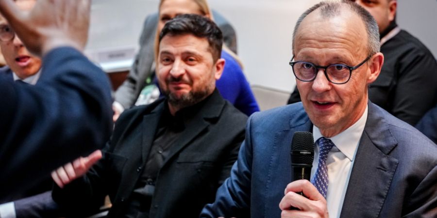 dpatopbilder - Bundeskanzler Friedrich Merz (r) und Wolodymyr Selenskyj, Präsident der Ukraine, bei der 62. Münchner Sicherheitskonferenz. Foto: Kay Nietfeld/dpa-Pool/dpa