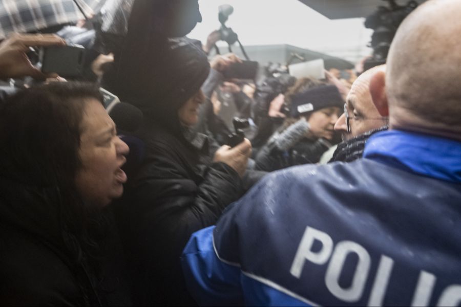 Auch Kaya Gulcin (links), die ihren Sohn verloren hat, war dabei.