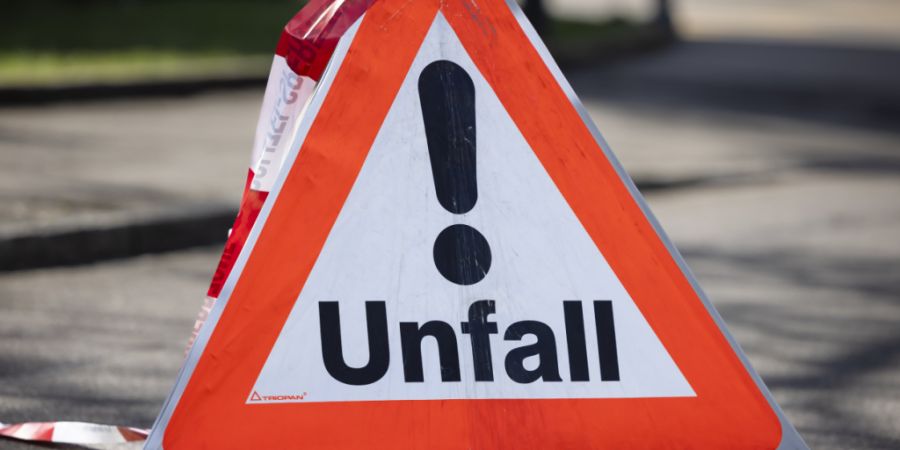 Ein 29-jähriger Autofahrer ist am Freitagmorgen in Bassersdorf nach einem Überholmanöver verunfallt. (Symbolbild)