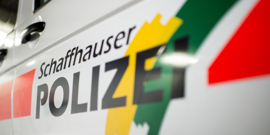 Die Schaffhauser Polizei rückte am Sonntagabend zu einem Unfall in Stetten SH aus. Bei dem Selbstunfall wurden mehrere Personen verletzt. (Symbolbild)