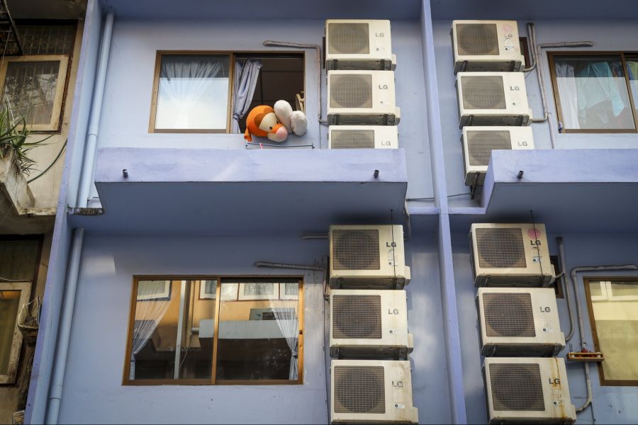 Sambia verbietet das Horten von Kraftstoff, in Thailand werden die Klimaanlagen gedrosselt.