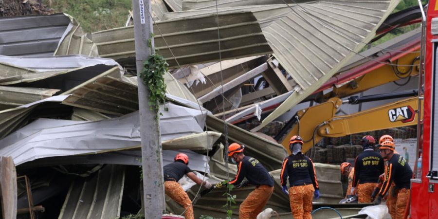 Nach dem Einsturz eines riesigen Müllbergs in einer Mülltrennungsanlage werden die Such- und Rettungsarbeiten fortgesetzt. Foto: Jacqueline Hernandez/AP/dpa