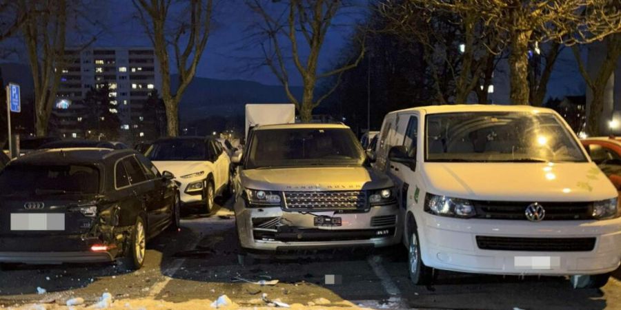Grossen Blechschaden hat eine 90-jährige Autolenkerin auf einem Parkfeld in Neuenhof AG verursacht.