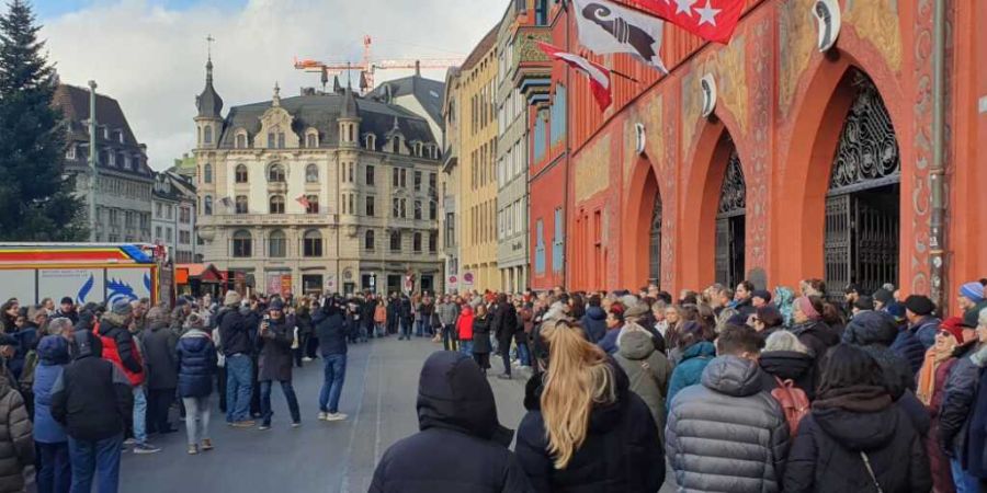 Menschen gedenken in Basel auf dem Marktplatz vor dem Rathaus der Opfer der Brandkatastrophe von Crans-Montana VS.