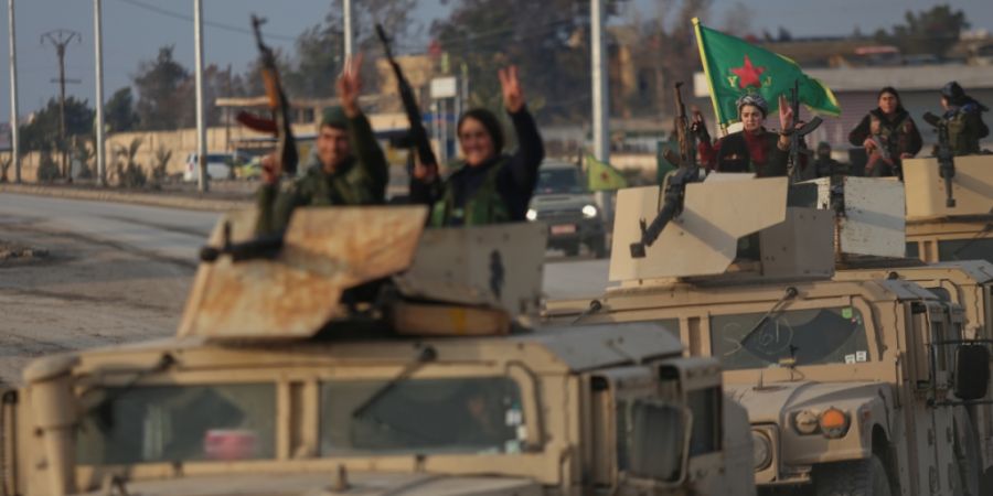 dpatopbilder - Ein Konvoi kurdischer Kämpfer der Syrischen Demokratischen Kräfte (SDF) zeigt Siegeszeichen, als er sich kurz vor dem Ende eines viertägigen Waffenstillstands mit der ...