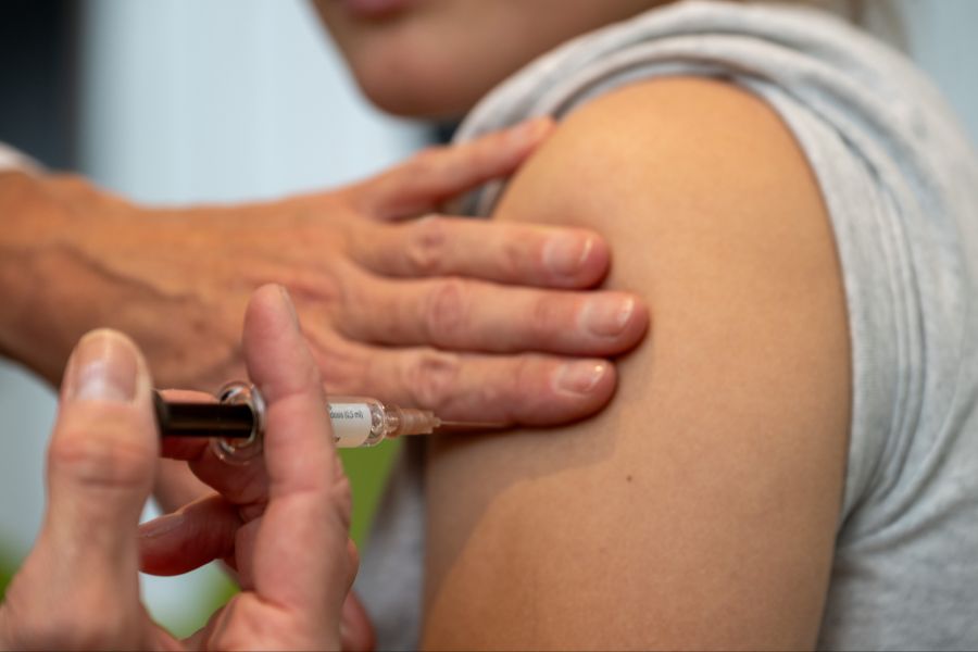 Junge Frauen könnten vor allem in den Kantonen Graubünden, Tessin und Zürich sparen. (Symbolbild)