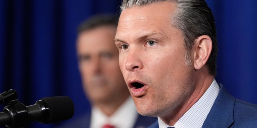 ARCHIV - Verteidigungsminister Pete Hegseth spricht in Mar-a-Lago in Palm Beach. Foto: Alex Brandon/AP/dpa
