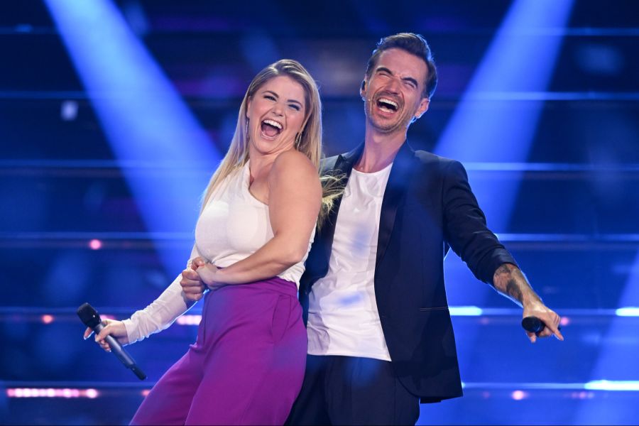 Besonders Gerüchte über eine Liebesbeziehung zu Florian Silbereisen halten sich medial hartnäckig - worauf Schöneberger sie auch anspricht.