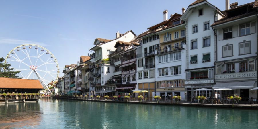 Die AEK Bank 1826 mit Hauptsitz am Thuner Aarequai hat ihren Gewinn im Geschäftsjahr 2025 leicht gesteigert. (Symbolbild)