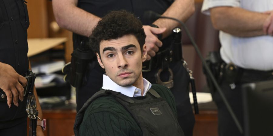 ARCHIV - Der wegen Mordes an einem Versicherungschef angeklagte Luigi Mangione erscheint zu einer Anhörung vor dem Staatsgericht in Manhattan. Foto: Curtis Means/POOL DailyMail.com via...