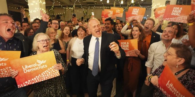 Der Liberaldemokrat Ed Davey feiert am Freitag, den 5. Juli 2024, bei einer Wahlbeobachtungsparty in der London Art Bar. parlamentswahlen grossbritannien liberaldemokraten