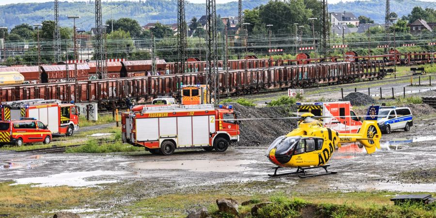 Ein Rettungshubschrauber brachte ein schwer verletztes Mädchen in eine Klinik. Sie war auf einen Waggon geklettert und hatte an die Oberleitung gefasst.