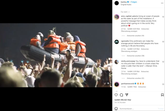 Ein Gummiboot mit Puppen, die Rettungswesten wie in Flüchtlingsbooten tragen, wurde über die Köpfe des Publikums gehoben. (Screenshot) Banksy Glastonbury