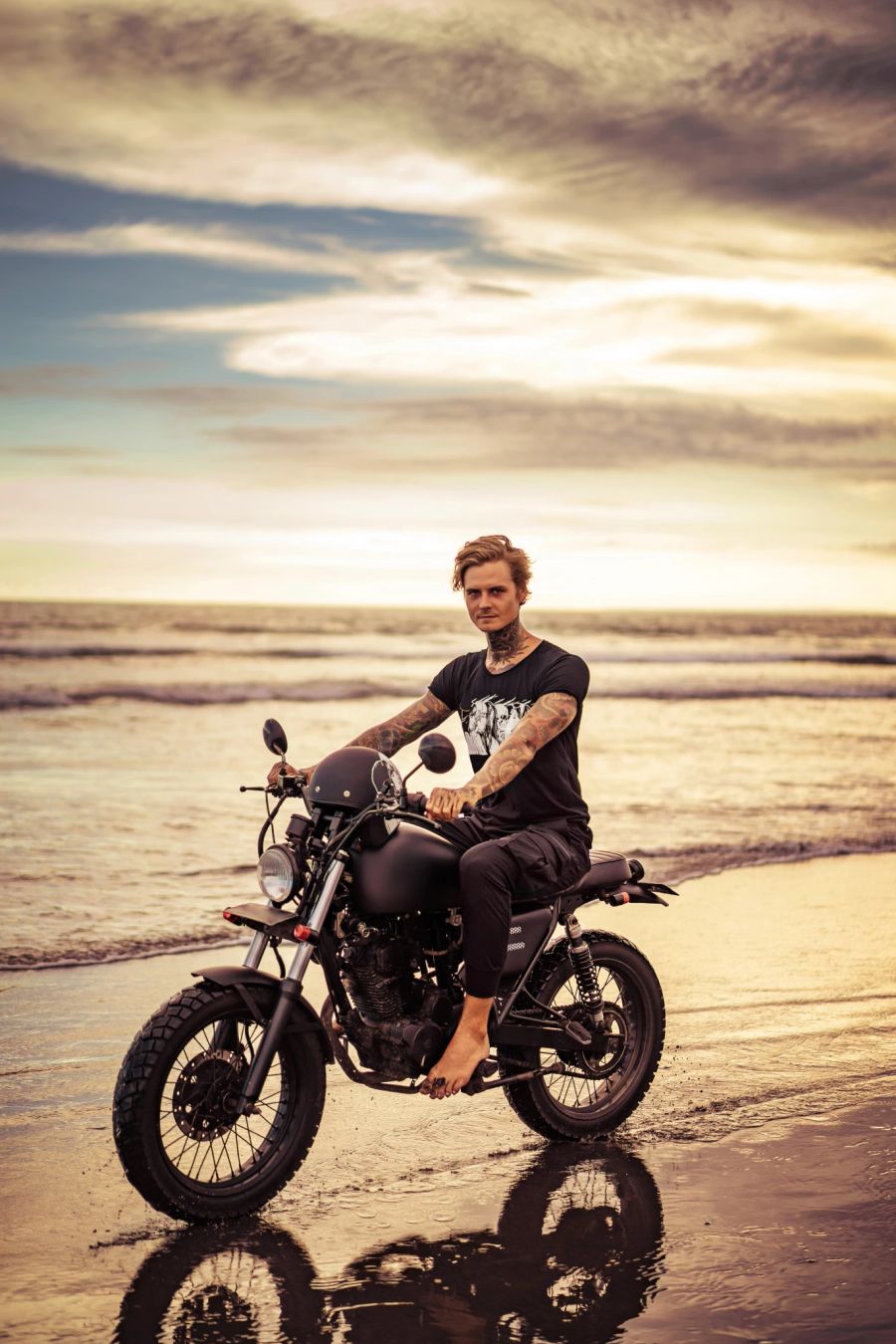 mann, allein auf motorrad am strand