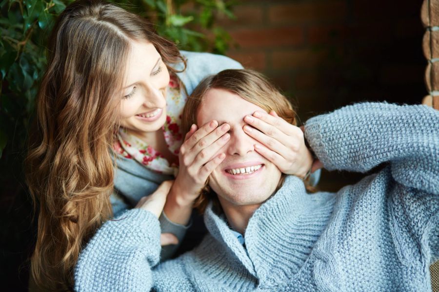 frau und mann, frau hält mann neckend die augen zu