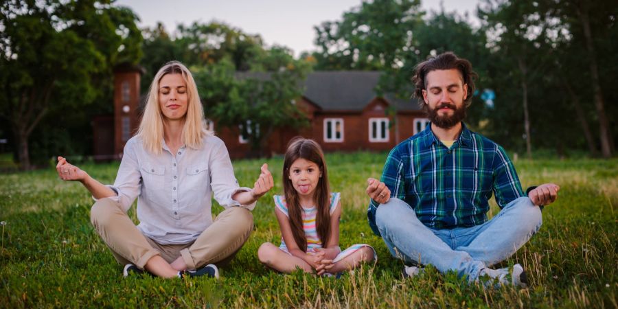 Familie Rasen Haus Meditieren