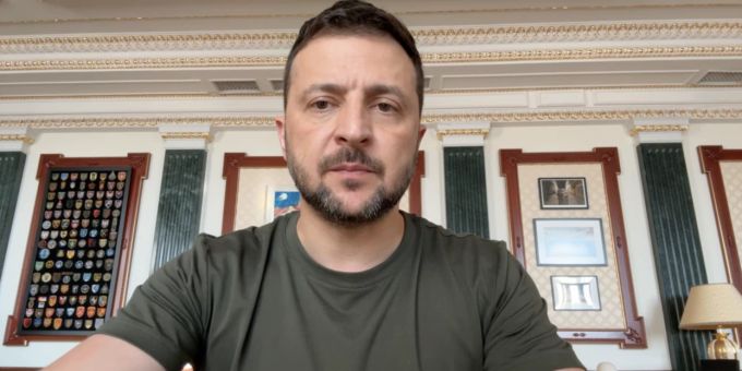 Der ukrainische Präsident Wolodymyr Selenskyj fordert vom Westen neue Waffen im Ukraine-Krieg. Ukraine-Krieg Wolodymyr Selenskyj