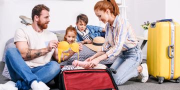 Familie packt Gepäck für die Reise