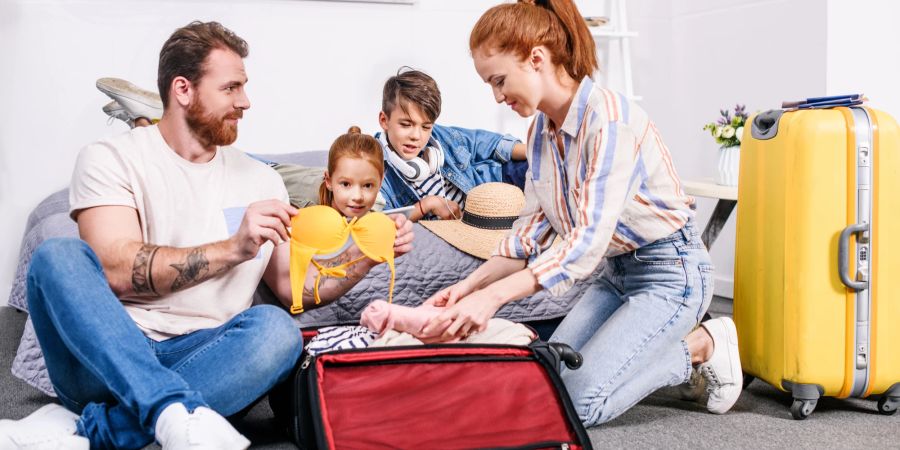 Familie packt Gepäck für die Reise