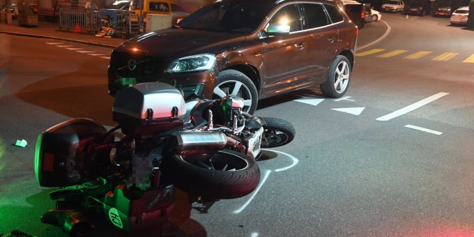 Mols: Unfall zwischen Auto und Motorrad. Mols: Unfall
