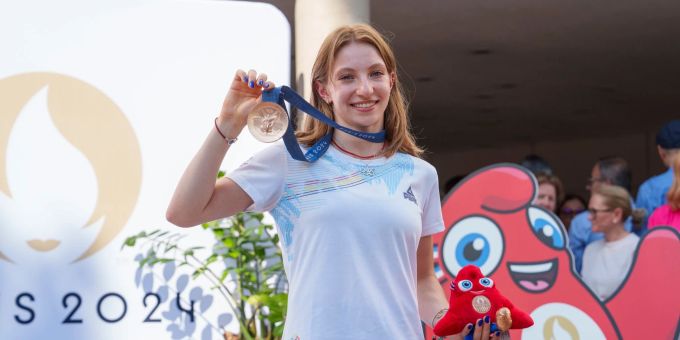 Ana Barbosu freut sich über ihre Bronzemedaille, die sie nach Olympia 2024 nachträglich erhalten hat. Vadim Ghirda/AP/dpa Olympia 2024 Ana Barbosu