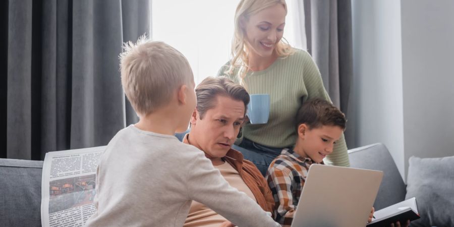 Familie an Laptops