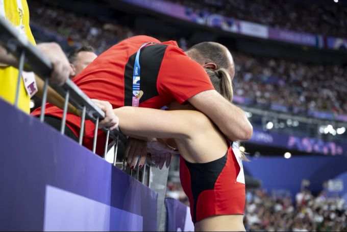 Angelica Moser lässt sich von ihrem Trainer trösten, nachdem die Schweizerin an Olympia 2024 nur knapp die Bronzemedaille verpasste. Angelica Moser Olympia 2024
