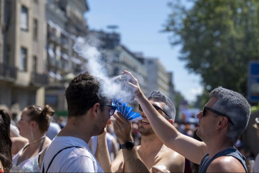 Natürlich helfen auch Fächer und Wassersprays.