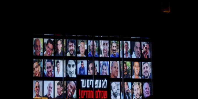 Ein Bildschirm in Israel zeigt ein Bild der Geiseln der Hamas. geiseln israel hamas