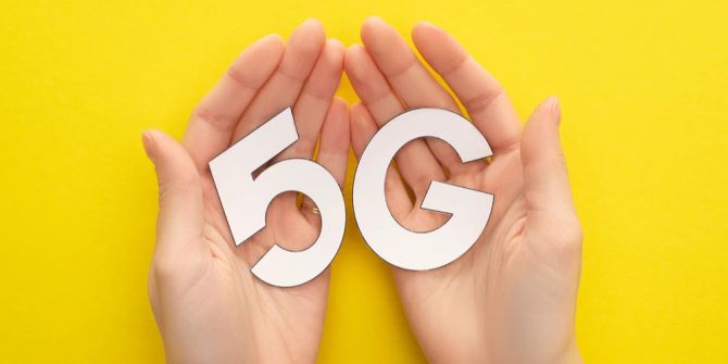 Papierausschnitte 5G in zwei Händen