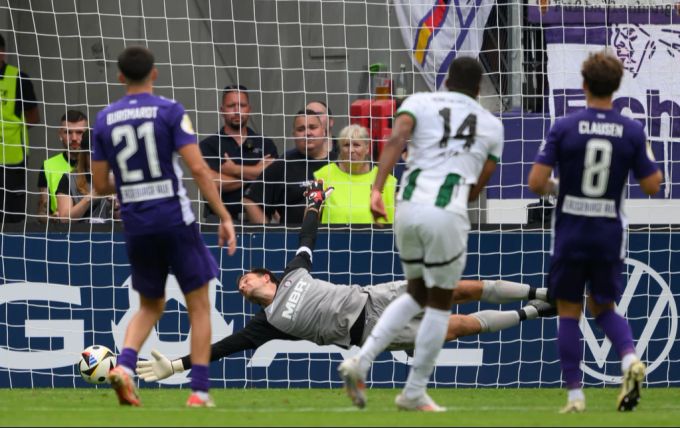 Plea trifft für Borussia Mönchengladbach. Borussia Mönchengladbach