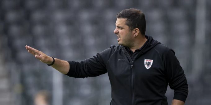 Aarau-Trainer Brunello Iacopetta gestikuliert an der Seitenlinie. FC Aarau